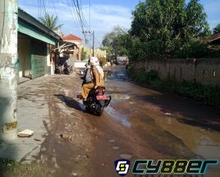 Akses Jalan Rusak Menuju Kecamatan Cibeber di Keluhkan Warga